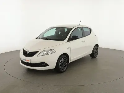 Begagnad Lancia Ypsilon Gold 70 HK (51 kW) 2021 Vit Halvkombi