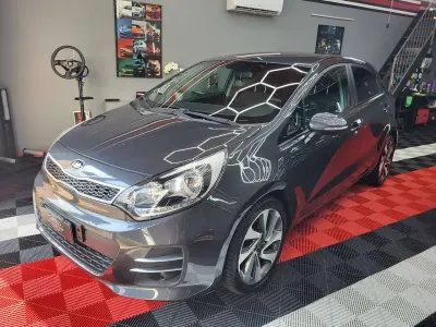 Usata Kia Rio 90 CV (66 kW) 2015 Platinum graphite metallic Berlina