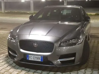 Usata Jaguar XF R-Sport 300 CV (220 kW) 2016 Grigio Berlina