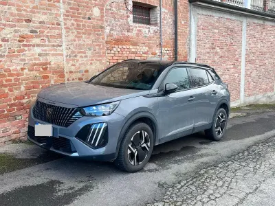 Usata Peugeot 2008 GT-line 131 CV (96 kW) 2024 Grigio SUV