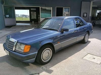Usata Mercedes E200 122 CV (89 kW) 1991 Blu/azzurro Berlina