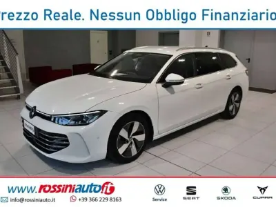 Usata VW Passat Elegance 150 CV (110 kW) 2025 Bianco Station wagon