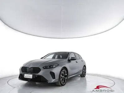 Usata BMW 120 M Sport 163 CV (119 kW) 2025 Frozen pure grey metallizzato Utilitaria