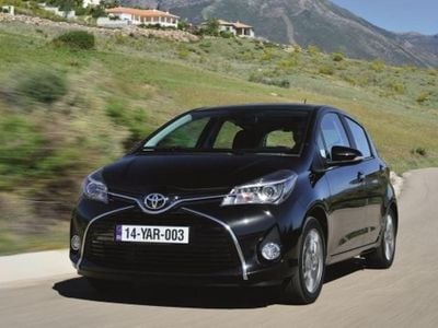 Usata Toyota Yaris Hybrid Cool 101 CV (74 kW) 2015 Bianco Utilitaria
