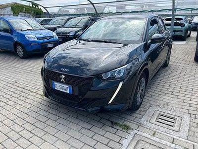 Begagnad Peugeot e-208 Allure 100 kW (136 HK) 2022 Svart Halvkombi