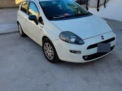 Usata Fiat Grande Punto Young 77 CV (56 kW) 2015 Bianco Utilitaria