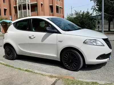 Usata Lancia Ypsilon 69 CV (50 kW) 2015 Bianco Utilitaria