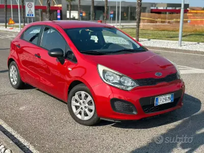 Usata Kia Rio 75 CV (55 kW) 2013 Rosso Utilitaria