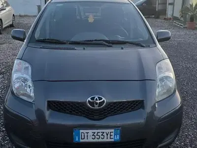 Usata Toyota Yaris Luxury 69 CV (50 kW) 2009 Grigio Utilitaria