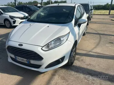 Usata Ford Fiesta 75 CV (55 kW) 2015 Bianco Utilitaria
