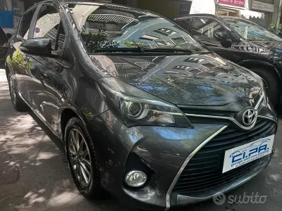 Usata Toyota Yaris Lounge 69 CV (50 kW) 2017 Grigio Berlina