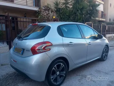 Usata Peugeot 208 Allure 68 CV (50 kW) 2015 Grigio Utilitaria