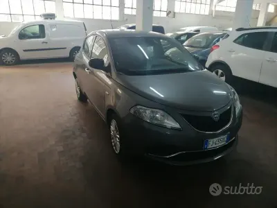 Usado Lancia Ypsilon Gold 69 HP (50 kW) 2017 Preto Citadino