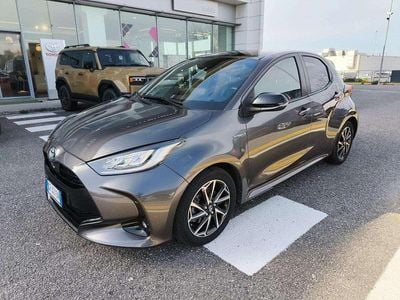 Usata Toyota Yaris Hybrid Lounge 92 CV (67 kW) 2021 Grigio scuro Berlina