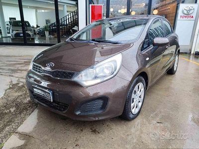 Usata Kia Rio EX 90 CV (66 kW) 2012 Marrone Berlina