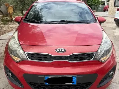 Usado Kia Rio 90 HP (66 kW) 2013 Vermelho Sedan