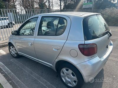 Usata Toyota Yaris 68 CV (50 kW) 2001 Grigio Utilitaria