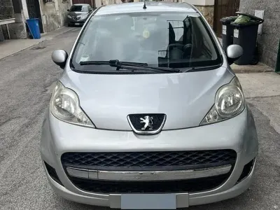 Usata Peugeot 107 68 CV (50 kW) 2010 Grigio Utilitaria