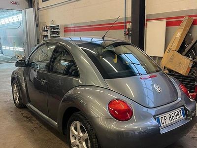 Usata VW New Beetle 101 CV (74 kW) 2004 Grigio Utilitaria