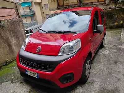 Käytetty Fiat Qubo Easy 80 HP (58 kW) 2017 Punainen Tila-auto