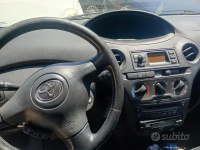 Usata Toyota Yaris 75 CV (55 kW) 2005 Grigio Berlina