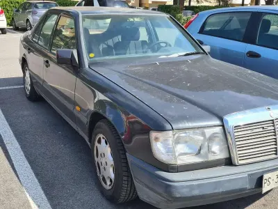 Usata Mercedes E200 122 CV (89 kW) 1989 Nero Berlina