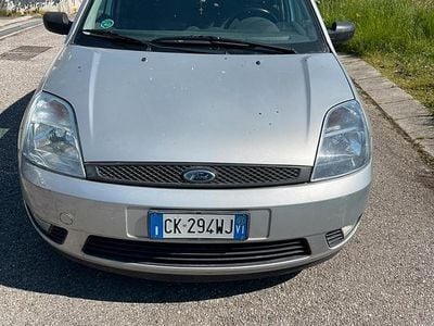 Usata Ford Fiesta Ambiente 75 CV (55 kW) 2003 Grigio Utilitaria