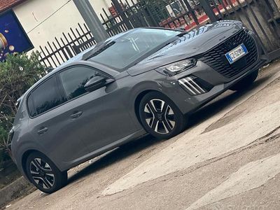 Usata Peugeot 208 Allure 101 CV (74 kW) 2024 Grigio Utilitaria