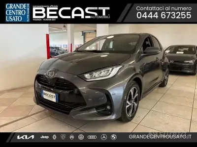 Nuova Toyota Yaris Hybrid Trend 92 CV (67 kW) 2025 Grigio Berlina