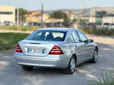 Usata Mercedes C200 163 CV (119 kW) 2000 Grigio Berlina