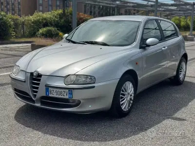 Usata Alfa Romeo 147 Distinctive 120 CV (88 kW) 2002 Grigio Utilitaria