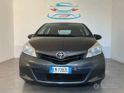 Usata Toyota Yaris Lounge 69 CV (50 kW) 2012 Grigio Utilitaria