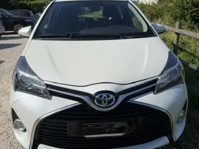 Usata Toyota Yaris Hybrid 75 CV (55 kW) 2014 Bianco Berlina