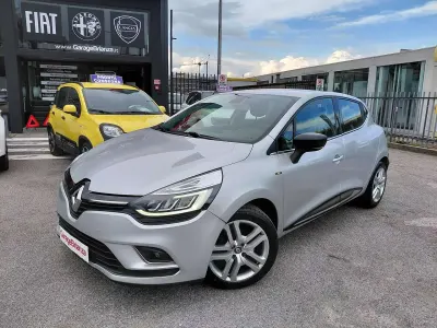Usado Renault Clio IV Zen 76 CV (55 kW) 2018 Plateado Berlina