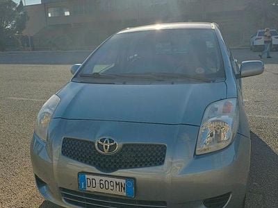 Begagnad Toyota Yaris 65 HK (47 kW) 2006 Grå Sedan