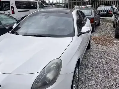 Usata Alfa Romeo Giulietta 105 CV (77 kW) 2012 Bianco Utilitaria