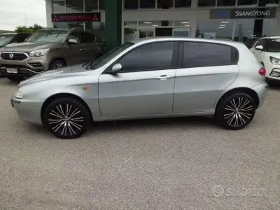 Usata Alfa Romeo 147 115 CV (84 kW) 2002 Grigio Utilitaria