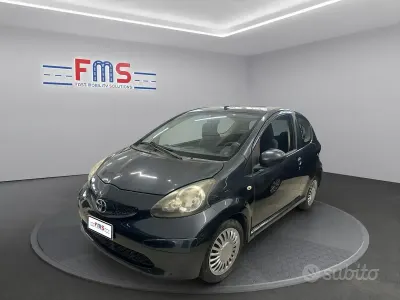 Usata Toyota Aygo 68 CV (50 kW) 2006 Grigio scuro Utilitaria