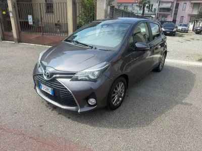 Usata Toyota Yaris Lounge 90 CV (66 kW) 2016 Grigio Berlina