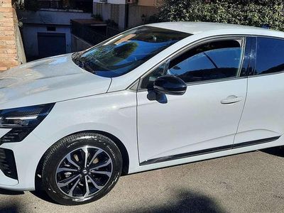 Usata Renault Clio V Techno 101 CV (74 kW) 2024 Grigio Berlina