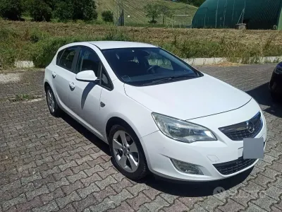 Usata Opel Astra 110 CV (80 kW) 2010 Bianco Berlina