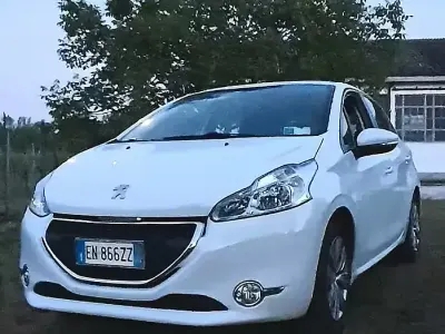 Usata Peugeot 208 Access 68 CV (50 kW) 2012 Bianco Utilitaria