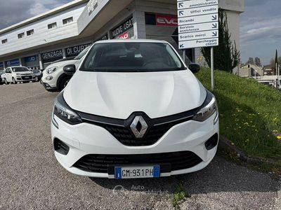 Używany Renault Clio V 101 KM (74 kW) 2023 Biały Sedan/Limuzyna