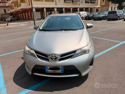 Usata Toyota Auris 99 CV (72 kW) 2013 Grigio Berlina