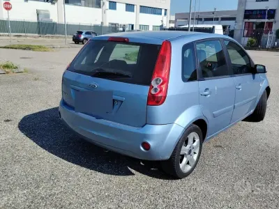 Usata Ford Fiesta 75 CV (55 kW) 2007 Blu Utilitaria