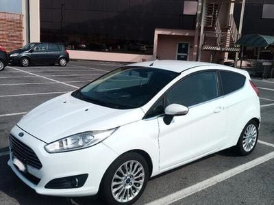 Begagnad Ford Fiesta 90 HK (66 kW) 2015 Vit Halvkombi