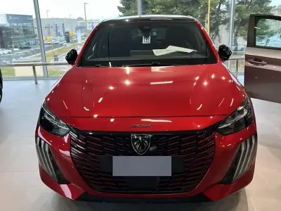 Usata Peugeot e-208 GT 61 kW (84 CV) 2025 Rosso Utilitaria