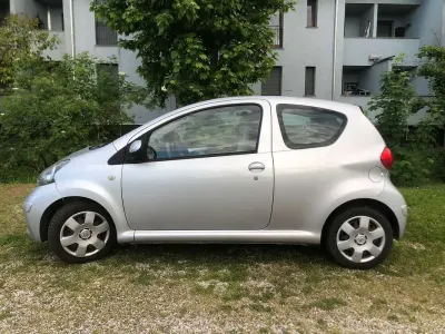 Usata Toyota Aygo Sol 68 CV (50 kW) 2006 Argento Utilitaria