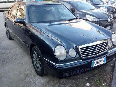 Usata Mercedes E250 Classic 113 CV (83 kW) 1996 Nero Berlina