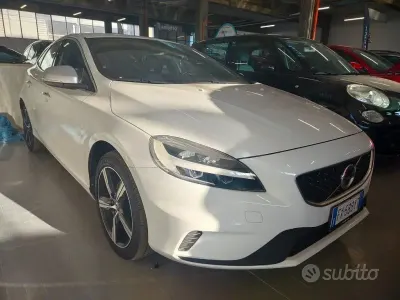 Second-hand Volvo V40 R-Design 120 CP (88 kW) 2019 Alb Berlinǎ